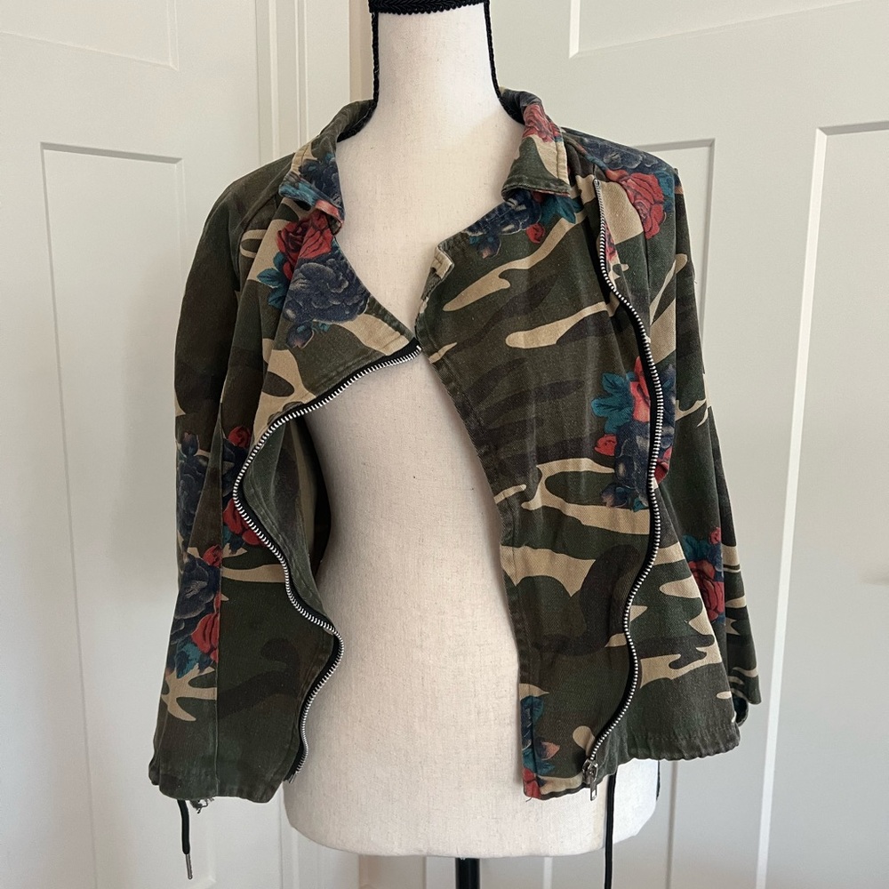 Cropped asymmetric zipper camouflage jacket with roses - Picture 5 of 5